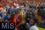 14.07.2024, Fussball UEFA EURO 2024, Finale im Berliner Olympiastadion, Spanien - England, Nach der Siegerehrung des Europameisters Spanien,  Fotografen bei den Spielern die den Pokal den Fans prsentieren, Dani Olmo (Spanien) 