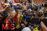 14.07.2024, Fussball UEFA EURO 2024, Finale im Berliner Olympiastadion, Spanien - England, Nach der Siegerehrung des Europameisters Spanien,  Fotografen bei den Spielern die den Pokal den Fans prsentieren, Dani Olmo (Spanien) 