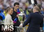 14.07.2024, Fussball UEFA EURO 2024, Finale im Berliner Olympiastadion, Spanien - England,  Magenta TV am Spielfeldrand mit  Tabea Kemme, Michael Ballack und Johannes B. Kerner. Der EM-Pokal steht in der Mitte.
