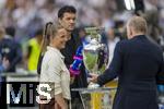 14.07.2024, Fussball UEFA EURO 2024, Finale im Berliner Olympiastadion, Spanien - England,  Magenta TV am Spielfeldrand mit  Tabea Kemme, Michael Ballack und Johannes B. Kerner. Der EM-Pokal steht in der Mitte.
