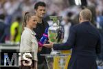 14.07.2024, Fussball UEFA EURO 2024, Finale im Berliner Olympiastadion, Spanien - England,  Magenta TV am Spielfeldrand mit  Tabea Kemme, Michael Ballack und Johannes B. Kerner. Der EM-Pokal steht in der Mitte.
