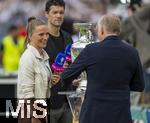 14.07.2024, Fussball UEFA EURO 2024, Finale im Berliner Olympiastadion, Spanien - England,  Magenta TV am Spielfeldrand mit  Tabea Kemme, Michael Ballack und Johannes B. Kerner. Der EM-Pokal steht in der Mitte.
