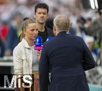 14.07.2024, Fussball UEFA EURO 2024, Finale im Berliner Olympiastadion, Spanien - England,  Magenta TV am Spielfeldrand mit  Tabea Kemme, Michael Ballack und Johannes B. Kerner. 
