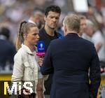 14.07.2024, Fussball UEFA EURO 2024, Finale im Berliner Olympiastadion, Spanien - England,  Magenta TV am Spielfeldrand mit  Tabea Kemme, Michael Ballack und Johannes B. Kerner. 
