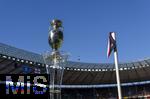 14.07.2024, Fussball UEFA EURO 2024, Finale im Berliner Olympiastadion, Spanien - England, Der EM-Pokal steht auf der Stele bereit bei blauem Himmel. 
