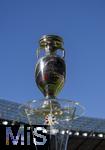 14.07.2024, Fussball UEFA EURO 2024, Finale im Berliner Olympiastadion, Spanien - England, Der EM-Pokal steht auf der Stele bereit bei blauem Himmel. 
