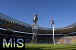 14.07.2024, Fussball UEFA EURO 2024, Finale im Berliner Olympiastadion, Spanien - England, Der EM-Pokal steht auf der Stele bereit bei blauem Himmel. 
