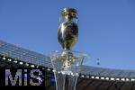 14.07.2024, Fussball UEFA EURO 2024, Finale im Berliner Olympiastadion, Spanien - England, Der EM-Pokal steht auf der Stele bereit bei blauem Himmel. 
