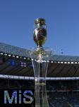 14.07.2024, Fussball UEFA EURO 2024, Finale im Berliner Olympiastadion, Spanien - England, Der EM-Pokal steht auf der Stele bereit bei blauem Himmel. 
