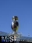 14.07.2024, Fussball UEFA EURO 2024, Finale im Berliner Olympiastadion, Spanien - England, Der EM-Pokal steht auf der Stele bereit bei blauem Himmel. 
