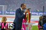 14.07.2024, Fussball UEFA EURO 2024, Finale im Berliner Olympiastadion, Spanien - England, Giorgio Chiellini bringt den Pokal vor dem Spiel aufs Feld 
