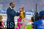 14.07.2024, Fussball UEFA EURO 2024, Finale im Berliner Olympiastadion, Spanien - England, Giorgio Chiellini bringt den Pokal vor dem Spiel aufs Feld 
