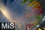 14.07.2024, Fussball UEFA EURO 2024, Finale im Berliner Olympiastadion, Spanien - England, Pyrotechnik whrend die Mannschaften sich zur Hymne aufstellen. Pyro-Rauch in den beiden Landesfarben der teilnehmenden Lnder aus dem Stadiondach
