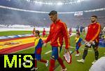 14.07.2024, Fussball UEFA EURO 2024, Finale im Berliner Olympiastadion, Spanien - England,  Einmarsch der Mannschaften angefhrt von den Schiedsrichtern, Alvaro Morata (Spanien), Torwart Simon Unai (Spanien) 
