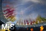 14.07.2024, Fussball UEFA EURO 2024, Finale im Berliner Olympiastadion, Spanien - England, Pyrotechnik whrend die Mannschaften sich zur Hymne aufstellen. Pyro-Rauch in den beiden Landesfarben der teilnehmenden Lnder. 
