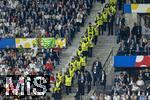 14.07.2024, Fussball UEFA EURO 2024, Finale im Berliner Olympiastadion, Spanien - England, Mehrere Ordner formieren sich auf der Treppe bei den Fans 
