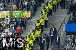 14.07.2024, Fussball UEFA EURO 2024, Finale im Berliner Olympiastadion, Spanien - England, Mehrere Ordner formieren sich auf der Treppe bei den Fans 
