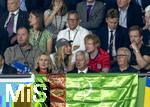 14.07.2024, Fussball UEFA EURO 2024, Finale im Berliner Olympiastadion, Spanien - England,  Tribne,  Englands Superstar, Snger Ed Sheeran (vorne mitte, im roten England-Trikot) mit Frau Cherry Seaborn.
