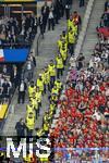 14.07.2024, Fussball UEFA EURO 2024, Finale im Berliner Olympiastadion, Spanien - England, Mehrere Ordner formieren sich auf der Treppe bei den Fans 
