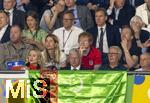 14.07.2024, Fussball UEFA EURO 2024, Finale im Berliner Olympiastadion, Spanien - England,  Tribne,  Englands Superstar, Snger Ed Sheeran (vorne mitte, im roten England-Trikot) mit Frau Cherry Seaborn.
