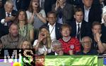 14.07.2024, Fussball UEFA EURO 2024, Finale im Berliner Olympiastadion, Spanien - England,  Tribne,  Englands Superstar, Snger Ed Sheeran (vorne re, im roten England-Trikot) mit Frau Cherry Seaborn.
