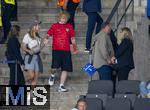 14.07.2024, Fussball UEFA EURO 2024, Finale im Berliner Olympiastadion, Spanien - England,  Tribne,  Englands Superstar, Snger Ed Sheeran (im roten England-Trikot) hat genug vom Spiel und geht mit Frau Cherry Seaborn nach Hause noch whrend des Spiels.
