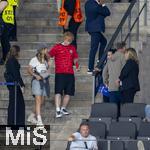 14.07.2024, Fussball UEFA EURO 2024, Finale im Berliner Olympiastadion, Spanien - England,  Tribne,  Englands Superstar, Snger Ed Sheeran (im roten England-Trikot) hat genug vom Spiel und geht mit Frau Cherry Seaborn nach Hause noch whrend des Spiels.
