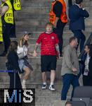 14.07.2024, Fussball UEFA EURO 2024, Finale im Berliner Olympiastadion, Spanien - England,  Tribne,  Englands Superstar, Snger Ed Sheeran (im roten England-Trikot) hat genug vom Spiel und geht mit Frau Cherry Seaborn nach Hause noch whrend des Spiels.
