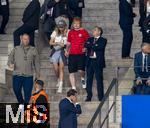 14.07.2024, Fussball UEFA EURO 2024, Finale im Berliner Olympiastadion, Spanien - England,  Tribne,  Englands Superstar, Snger Ed Sheeran (im roten England-Trikot) hat genug vom Spiel und geht mit Frau Cherry Seaborn nach Hause noch whrend des Spiels.
