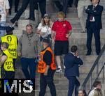 14.07.2024, Fussball UEFA EURO 2024, Finale im Berliner Olympiastadion, Spanien - England,  Tribne,  Englands Superstar, Snger Ed Sheeran (im roten England-Trikot) hat genug vom Spiel und geht mit Frau Cherry Seaborn nach Hause noch whrend des Spiels.
