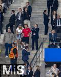 14.07.2024, Fussball UEFA EURO 2024, Finale im Berliner Olympiastadion, Spanien - England,  Tribne,  Englands Superstar, Snger Ed Sheeran (im roten England-Trikot) hat genug vom Spiel und geht mit Frau Cherry Seaborn nach Hause noch whrend des Spiels.
