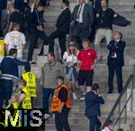 14.07.2024, Fussball UEFA EURO 2024, Finale im Berliner Olympiastadion, Spanien - England,  Tribne,  Englands Superstar, Snger Ed Sheeran (im roten England-Trikot) hat genug vom Spiel und geht mit Frau Cherry Seaborn nach Hause noch whrend des Spiels.
