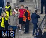 14.07.2024, Fussball UEFA EURO 2024, Finale im Berliner Olympiastadion, Spanien - England,  Tribne,  Englands Superstar, Snger Ed Sheeran (im roten England-Trikot) hat genug vom Spiel und geht mit Frau Cherry Seaborn nach Hause noch whrend des Spiels.
