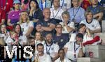 14.07.2024, Fussball UEFA EURO 2024, Finale im Berliner Olympiastadion, Spanien - England, Spielefrauen England, oben mitte mit Cola-Becher:   oben li: Kate Kane, Frau von Harry Kane (ENG). Vater von Harry Kane, 
