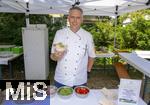 20.07.2024, Bad Wrishofen im Unterallgu, Kneipp-Erlebnis-Tag an der Pergola im Kurhausgarten. Marcus Mller, Kchenchef im Kneippkurhaus St. Josef, bietet gesunde Snacks an.