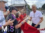 22.07.2024, Fussball 1. Bundesliga 2024/2025, Trainingslager FC Bayern Mnchen in Rottach-Egern am Tegernsee am Sportplatz Birkenmoos, Klaus Augenthaler (Deutschland) verteilt Autogramme