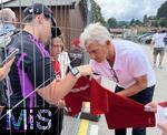 22.07.2024, Fussball 1. Bundesliga 2024/2025, Trainingslager FC Bayern Mnchen in Rottach-Egern am Tegernsee am Sportplatz Birkenmoos, Klaus Augenthaler (Deutschland) verteilt Autogramme