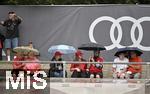 22.07.2024, Fussball 1. Bundesliga 2024/2025, Trainingslager FC Bayern Mnchen in Rottach-Egern am Tegernsee am Sportplatz Birkenmoos, Die Fans sitzen im Regen