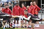 22.07.2024, Fussball 1. Bundesliga 2024/2025, Trainingslager FC Bayern Mnchen in Rottach-Egern am Tegernsee am Sportplatz Birkenmoos, Trainer Vincent Kompany (FC Bayern Mnchen) und Walter Gfrerer (FC Bayern Mnchen)