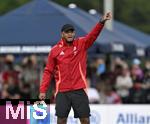 22.07.2024, Fussball 1. Bundesliga 2024/2025, Trainingslager FC Bayern Mnchen in Rottach-Egern am Tegernsee am Sportplatz Birkenmoos, v.l. Trainer Vincent Kompany (FC Bayern Mnchen) gestikuliert.