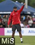 22.07.2024, Fussball 1. Bundesliga 2024/2025, Trainingslager FC Bayern Mnchen in Rottach-Egern am Tegernsee am Sportplatz Birkenmoos, v.l. Trainer Vincent Kompany (FC Bayern Mnchen) gestikuliert.