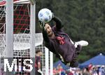 22.07.2024, Fussball 1. Bundesliga 2024/2025, Trainingslager FC Bayern Mnchen in Rottach-Egern am Tegernsee am Sportplatz Birkenmoos, Torwart Sven Ulreich (FC Bayern Mnchen) hechtet dem Ball hinterher