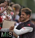 22.07.2024, Fussball 1. Bundesliga 2024/2025, Trainingslager FC Bayern Mnchen in Rottach-Egern am Tegernsee am Sportplatz Birkenmoos, Leon Goretzka (FC Bayern Mnchen) verteilt Autogramme