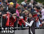 22.07.2024, Fussball 1. Bundesliga 2024/2025, Trainingslager FC Bayern Mnchen in Rottach-Egern am Tegernsee am Sportplatz Birkenmoos, Minjae Kim (Bayern Mnchen) verteilt Autogramme