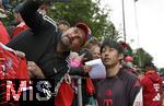 22.07.2024, Fussball 1. Bundesliga 2024/2025, Trainingslager FC Bayern Mnchen in Rottach-Egern am Tegernsee am Sportplatz Birkenmoos, Hiroki Ito (FC Bayern Mnchen) macht Fotos mit den Fans