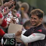 22.07.2024, Fussball 1. Bundesliga 2024/2025, Trainingslager FC Bayern Mnchen in Rottach-Egern am Tegernsee am Sportplatz Birkenmoos, Leon Goretzka (FC Bayern Mnchen) verteilt Autogramme