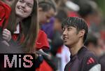 22.07.2024, Fussball 1. Bundesliga 2024/2025, Trainingslager FC Bayern Mnchen in Rottach-Egern am Tegernsee am Sportplatz Birkenmoos, Hiroki Ito (FC Bayern Mnchen) macht mit den Fans Fotos