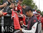 22.07.2024, Fussball 1. Bundesliga 2024/2025, Trainingslager FC Bayern Mnchen in Rottach-Egern am Tegernsee am Sportplatz Birkenmoos, Hiroki Ito (FC Bayern Mnchen) macht Fotos mit den Fans