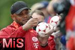 22.07.2024, Fussball 1. Bundesliga 2024/2025, Trainingslager FC Bayern Mnchen in Rottach-Egern am Tegernsee am Sportplatz Birkenmoos, Trainer Vincent Kompany (FC Bayern Mnchen) verteilt Autogramme