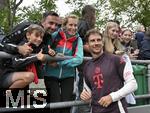 22.07.2024, Fussball 1. Bundesliga 2024/2025, Trainingslager FC Bayern Mnchen in Rottach-Egern am Tegernsee am Sportplatz Birkenmoos, Leon Goretzka (FC Bayern Mnchen) macht Fotos mit den Fans